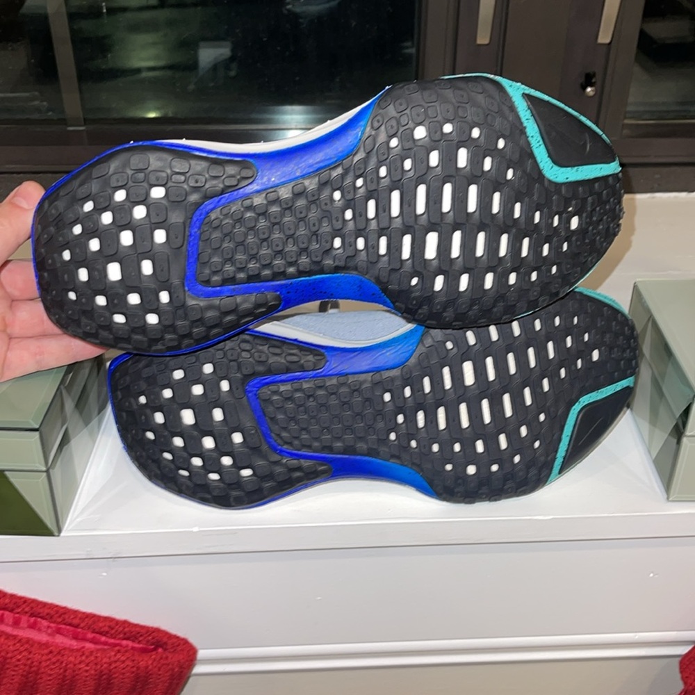 ❗️unisex invincible run 3 NWT❗️ - Picture 7 of 8